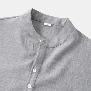 Detalle de una camisa gris de hombre con cuello mao, textura y etiqueta de talla M
