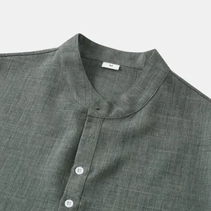 Detalle de cerca de una camisa de hombre verde salvia con textura de lino y cuello mao