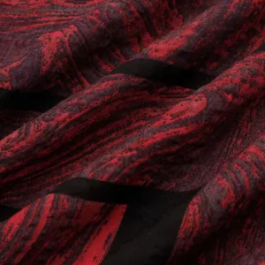 Detailansicht des rot-schwarzen abstrakten Druckstoffs für modische Herren-Hawaiihemden.