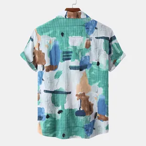 Vista posteriore camicia uomo a maniche corte con stampa astratta verde e blu art