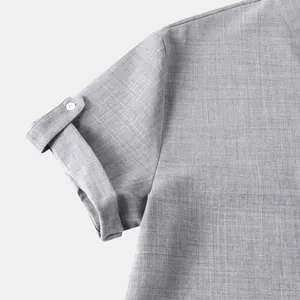 Detalle del puño de una camisa gris de manga corta para hombre con trabilla y botón
