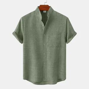 Vista detallada de una camisa de manga corta de algodón y lino verde oliva con el cuello mao