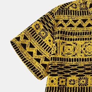 Detailopname van een etnisch herenshirt met korte mouwen en geel-zwart printpatroon