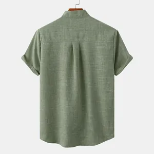 Vista trasera detallada de una camisa de manga corta de algodón y lino verde salvia