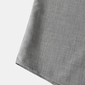 Primer plano de la textura de tela de camisa gris para hombre y detalle de dobladillo