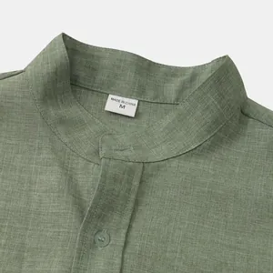 Primer plano de camisa para hombre de lino y algodón con cuello mao y talla M