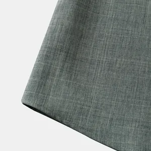 Primer plano de la textura de lino gris de alta calidad de una camisa de hombre.