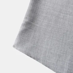 Primer plano macro de tela de lino gris claro con costuras finas para camisa de hombre