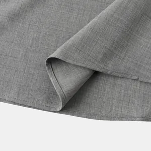 Vista macro que muestra la textura de la tela gris transpirable y las costuras de la camisa