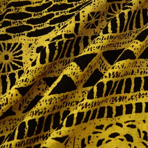 Detailopname van geel-zwarte etnische stof met geometrisch patroon voor herenshirts