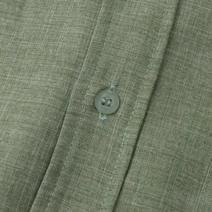 Primer plano de la textura y el botón de una camisa de algodón y lino color verde oliva