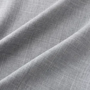 Primer plano de tela gris claro con textura de lino para camisa de verano hombre