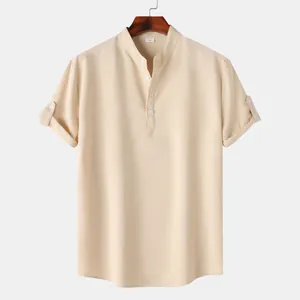 Detalle de una camisa beige de hombre de manga corta con cuello coreano y botones.