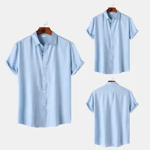 Gedetailleerde weergave van lichtblauw linnen herenshirt met korte mouwen en knoopsluiting