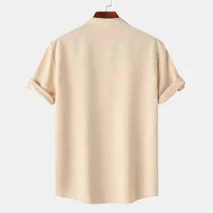 Vista posterior de camisa de hombre beige slim fit con cuello mao y manga corta
