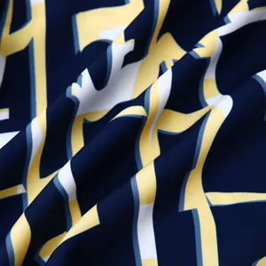 Vue macro d'un tissu à motif géométrique bleu marine et jaune pour chemise homme