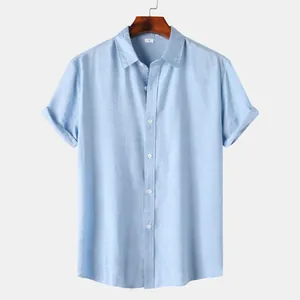 Detail van heren lichtblauw shirt met korte mouwen, linnen textuur en reverskraag