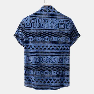Achteraanzicht van blauw herenoverhemd met korte mouwen en etnische print