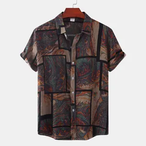 Detailansicht des lebhaften Marmor-Geometriemusters auf diesem Herren-Hawaiihemd