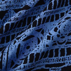 Gedetailleerde macro-opname van blauwe en zwarte etnische print stof voor heren zomerhemd