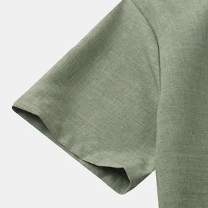 Primer plano de la textura transpirable de algodón y lino de esta camisa de color verde salvia