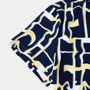 Gros plan du motif géométrique abstrait sur une chemise hawaïenne bleu et jaune