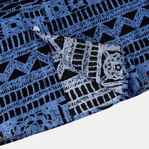 Close-up van het blauw-zwarte etnische geometrische patroon op de stof van het herenoverhemd.