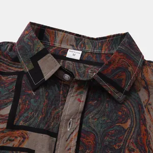 Detailansicht eines Herren-Hawaiihemd-Kragens mit Marmordruck und Größenetikett M