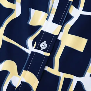 Détail de la patte de boutonnage d'une chemise hawaïenne pour homme avec motif géométrique.