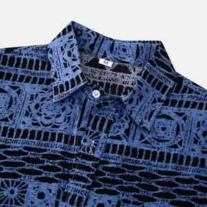 Detailopname van de kraag van een blauw herenoverhemd met etnisch patroon, maat M