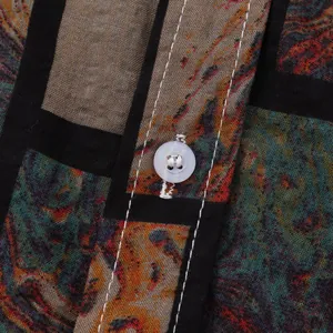 Detailansicht des Vintage-Paisley-Musters mit Kontrastnähten auf einem Leinenhemd