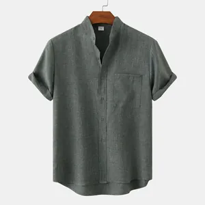 Detalle de camisa de hombre de manga corta en algodón y lino gris oscuro con cuello mao.