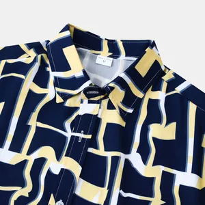 Détail du col d'une chemise pour homme à manches courtes avec imprimé géométrique marine