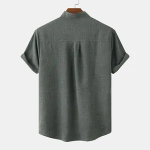 Vista trasera camisa gris lino algodón manga corta mostrando textura y detalle pliegue