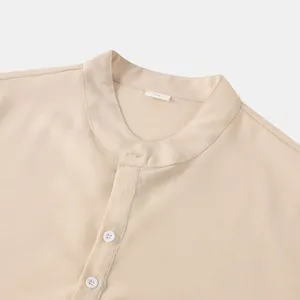 Primer plano de camisa de lino beige para hombre con cuello mandarín y botones blancos