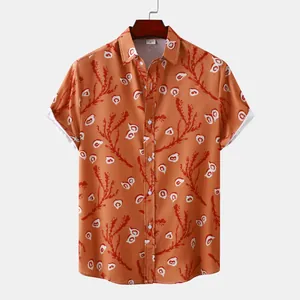 Vue détaillée de la chemise hawaïenne orange avec imprimé floral abstrait et col boutonné.