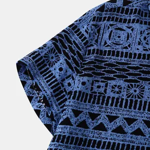 Detail van een etnisch herenoverhemd met korte mouwen en blauw-zwarte tribale print