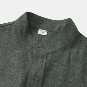 Detalle del cuello mandarín de una camisa para hombre de algodón y lino verde oscuro con talla M