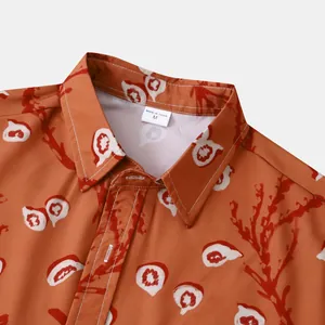 Gros plan du col d'une chemise hawaïenne à fleurs pour hommes aux manches courtes