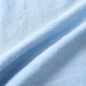 Macro detail van ademende lichtblauwe linnen-katoen stoftextuur voor herenoverhemd