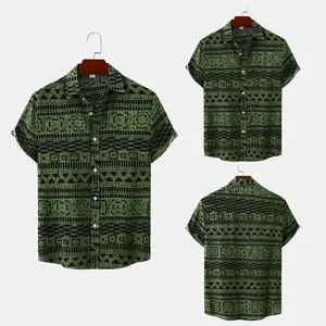 Herenhemd met korte mouwen en etnische geometrische print, voor- en achteraanzicht op hangers