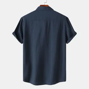 Gedetailleerd achteraanzicht van een donkerblauw herenshirt met korte mouwen en textuur