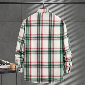 Vista posterior de una camisa de cuadros para hombre, corte holgado, diseño verde y rojo