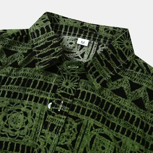 Detailopname van de kraag van een etnisch herenoverhemd met groen tribaal patroon.