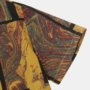 Nahaufnahme eines Herren-Hawaiihemds mit lebhaftem, mehrfarbigem Marmor-Wirbel-Printmuster.