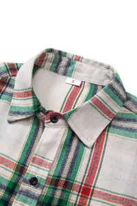 Primer plano del cuello de una camisa de cuadros para hombre con etiqueta talla S.
