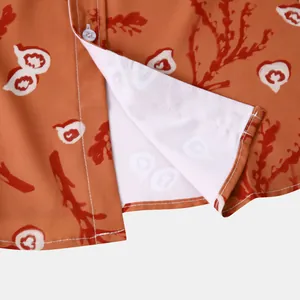 Vue rapprochée de l'ourlet et des coutures d'une chemise hawaïenne à imprimé floral