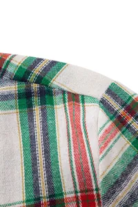Primer plano detallado de la costura del hombro en una camisa de cuadros para hombre