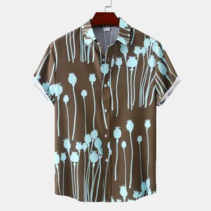 Vue détaillée de face montrant le tissu marron et le motif floral bleu de la chemise