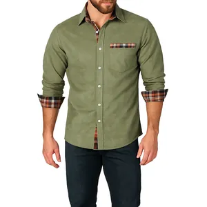 Dettaglio della camicia da uomo verde oliva con inserti a quadri su tasca e polsini
